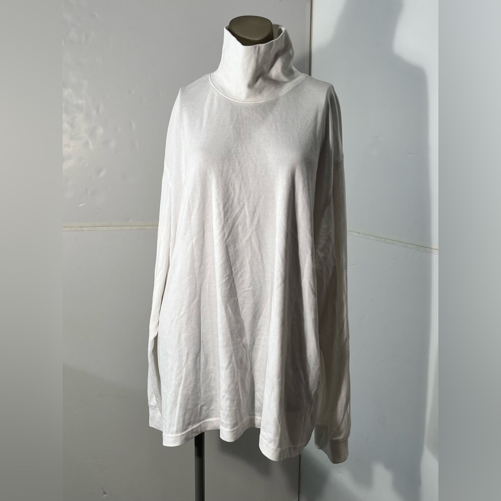 3XL. White turtleneck